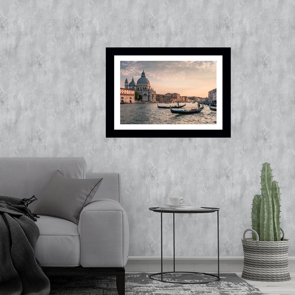 Quadro Veneza e Rio, Itália, com medida de 47x61 e moldura Preta com paspatur branco e vidro de 4mm