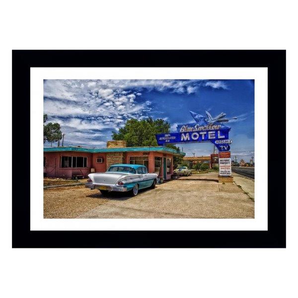 Quadro Car Classic in Hotel, com medida de 61x47 com moldura Preta, paspatur branco e vidro de 4mm